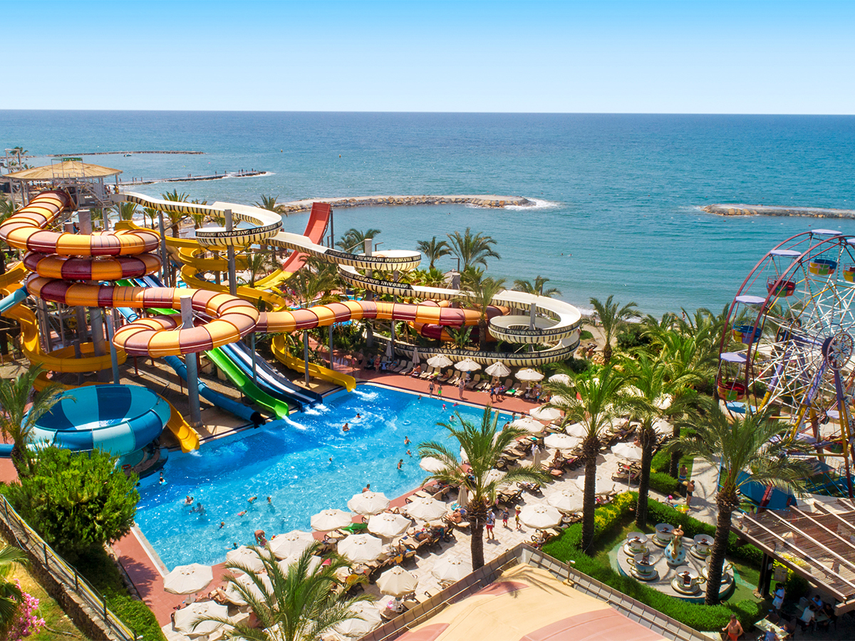 Kleurrijke waterglijbanen bij zwmebad